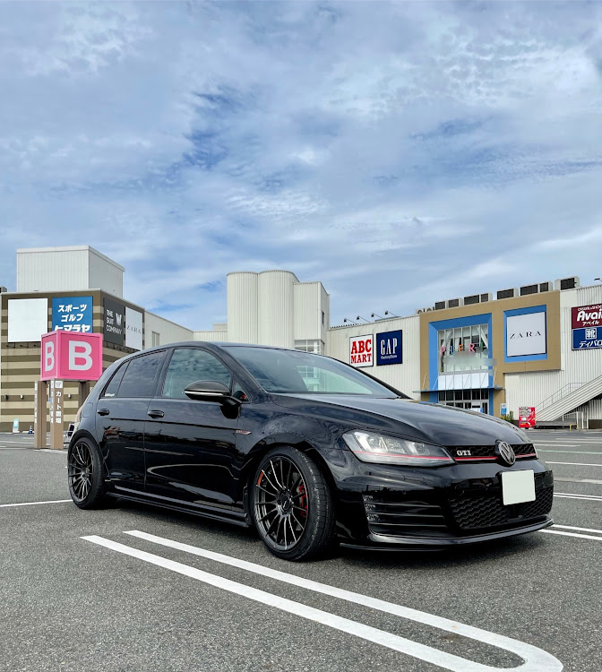 ゴルフGTIの#カメ活・左斜め後ろ写真展・早くコロナが終息します様に。・駐車場撮影・エンケイRS05RRに関するカスタム事例の投稿画像1枚目