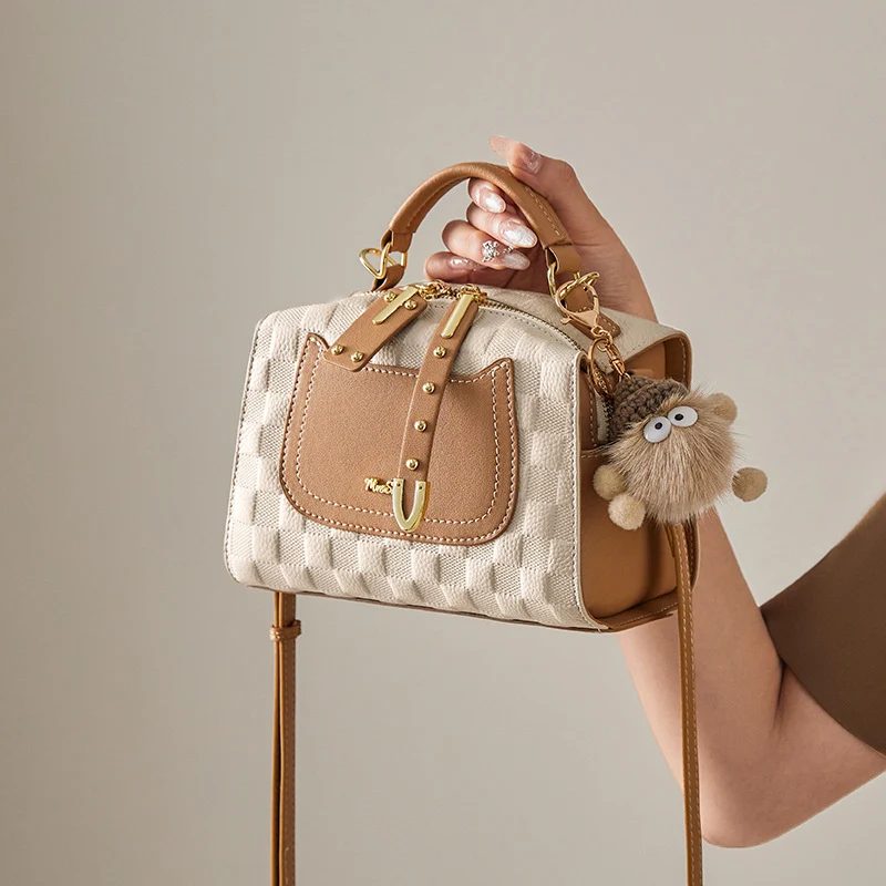 Sac Boston Coussin Automne et Hiver pour femmes, portable. Un sac à main élégant et pratique, idéal pour transporter vos essentiels avec style et confort.