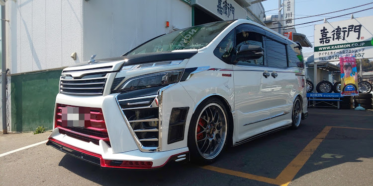 嘉衛門（かえもん）さんが投稿した嘉衛門港北店・ヴォクシー・BBS・ギャルソンD.A.D・RS-GTに関するカスタム事例の投稿画像1枚目