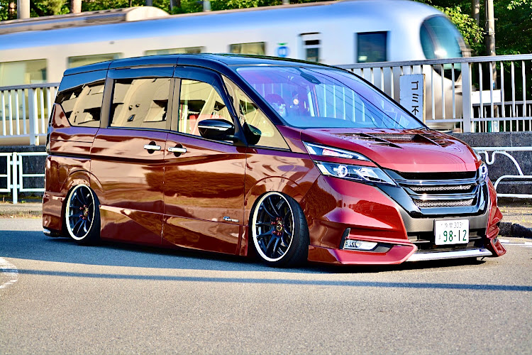 セレナのCrazy SERENA Family#クズ・HR painting・しおたくぼでぃ❤・18インチにこだわり続ける・車高調整に関するカスタム事例の投稿画像2枚目