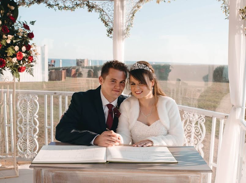 Fotografo di matrimoni Claire Pulman (clairepulmanph). Foto del 1 luglio 2019