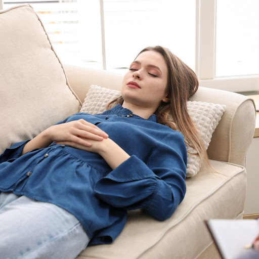 Client relaxing in hypnosis