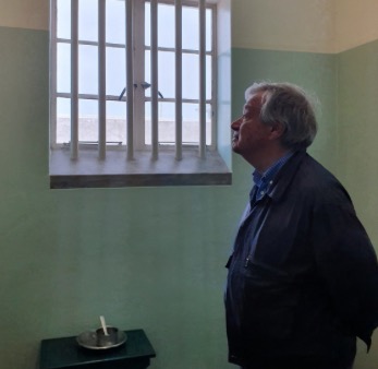 António Guterres inside Nelson Mandela's cell on Robben Island.