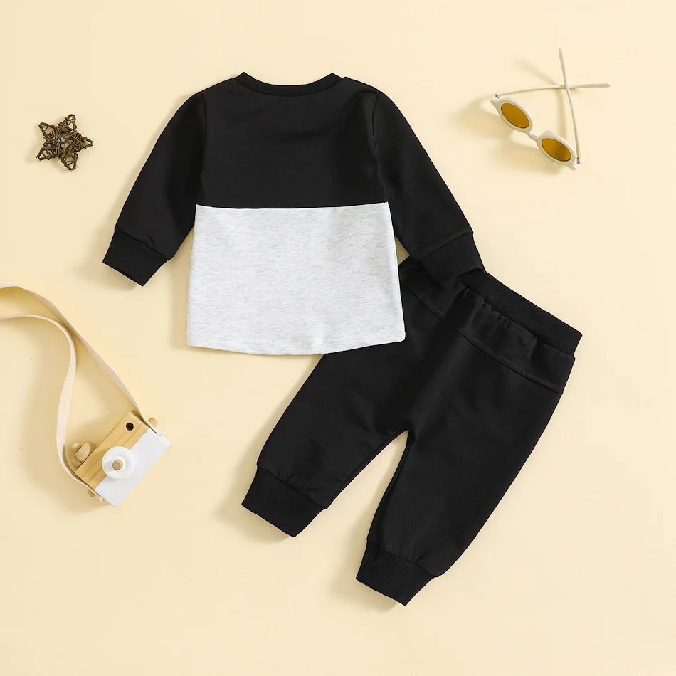 Ensemble enfant avec blocs de couleurs, col rond, manches longues et pantalon, parfait pour jouer et explorer tout en restant confortable et stylé.