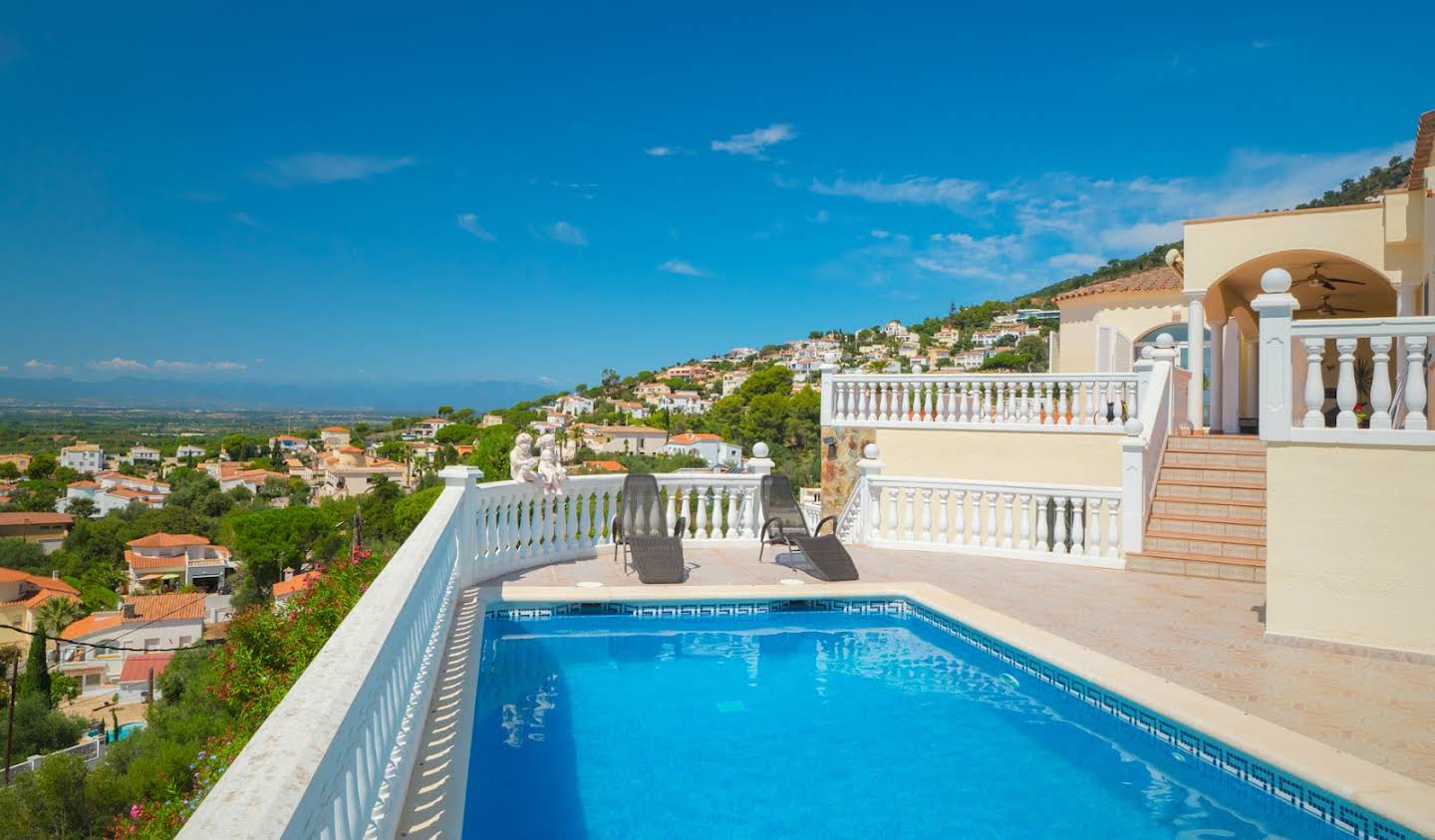 Maison avec piscine et jardin Roses