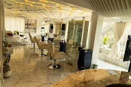 Golden Hive Luxury Unisex Salon photo 1