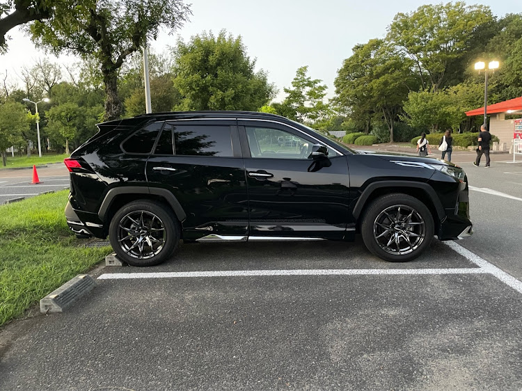 RAV4の10月もよろしくお願いします・マフラーカッターに関するカスタム事例の投稿画像2枚目