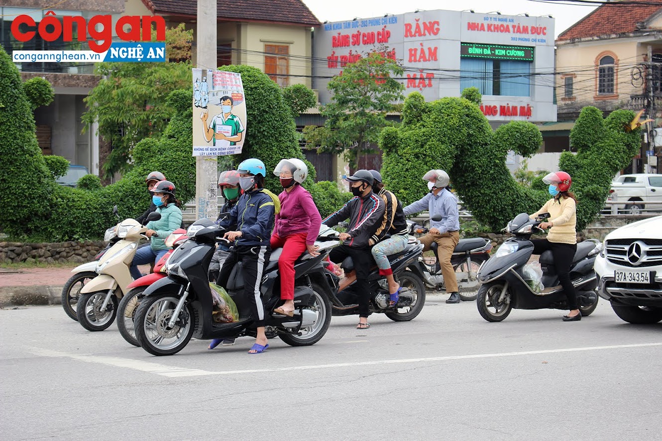 So với những ngày đầu Tp. Vinh thực hiện cách ly xã hội với những tuyến phố vắng bóng người và xe cộ, nhà cửa, quán xá đóng cửa im lìm, thì dường như chỉ sau gần 2 tuần, nhiều người dân đã bắt đầu có tâm lý chủ quan