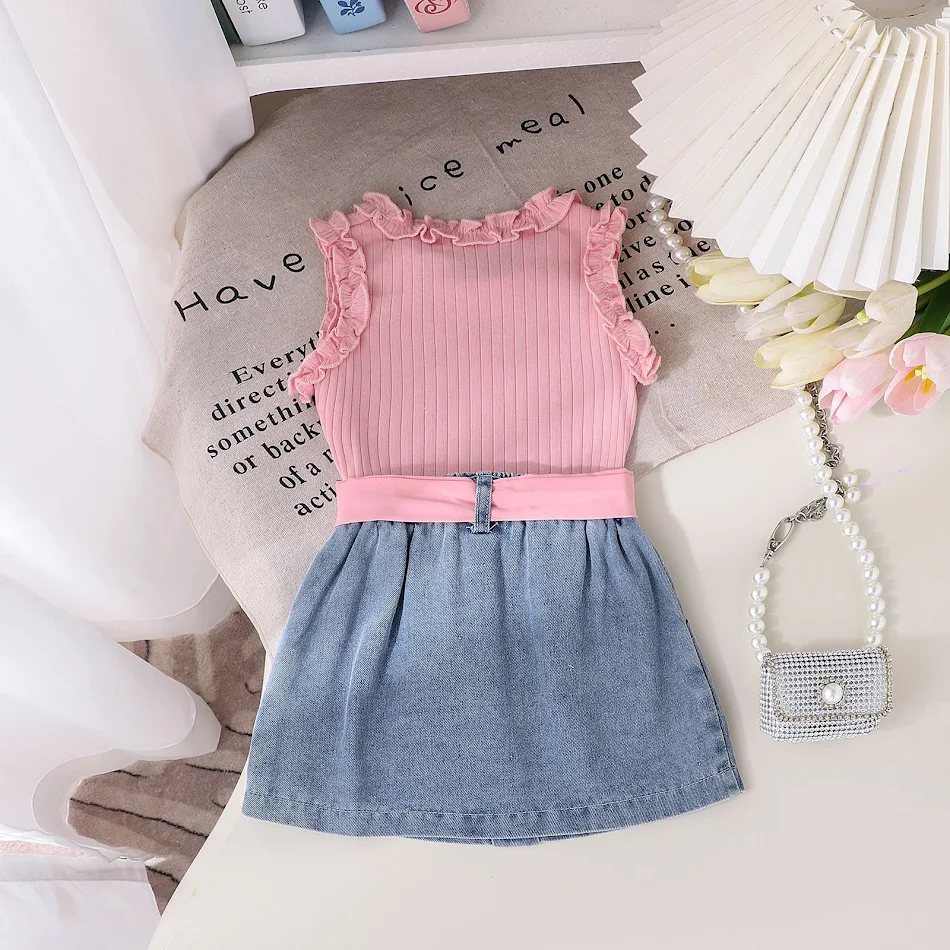 Ensemble trois pièces jupe en jean d'été avec ceinture pour un look estival frais et confortable. Parfait pour toutes les occasions.