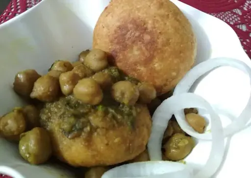 Onion Kachori Choley (1pcs)