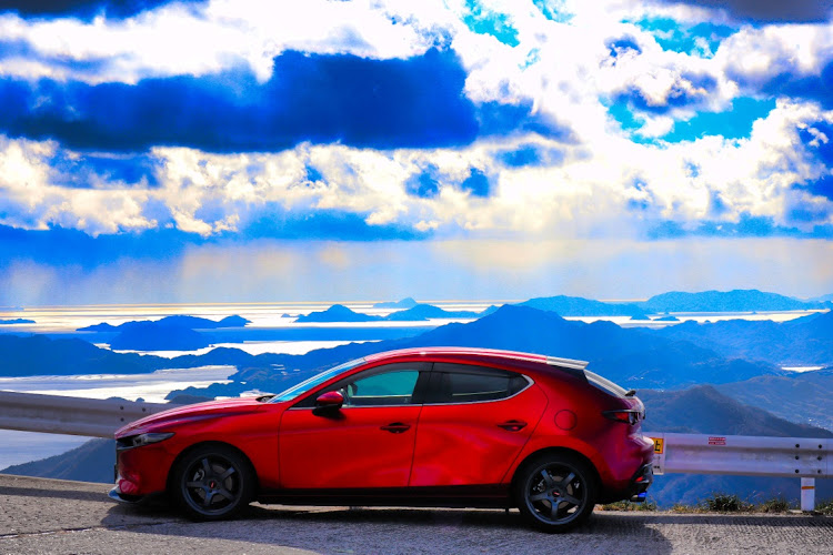 MAZDA3の広島・寒波にご注意ください・灰ヶ峰・ベイサイドビーチ坂・夕陽とコラボに関するカスタム事例の投稿画像4枚目