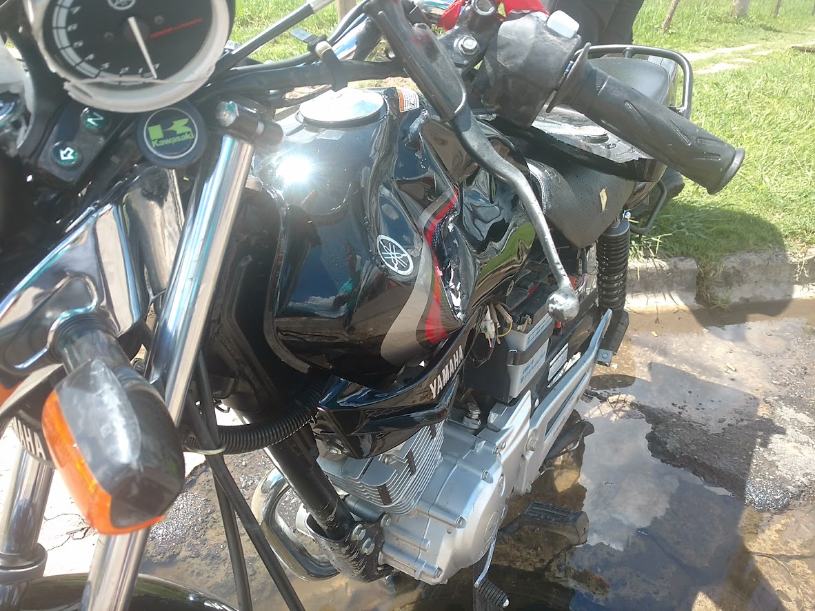 Moto con el tanque abollado. El casco había quedado en el suelo a unos metros.