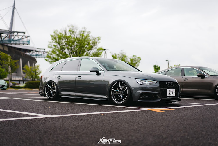A4 アバントのお盆休み・bagged・エアサス・スープラ・グレーに関するカスタム事例の投稿画像1枚目
