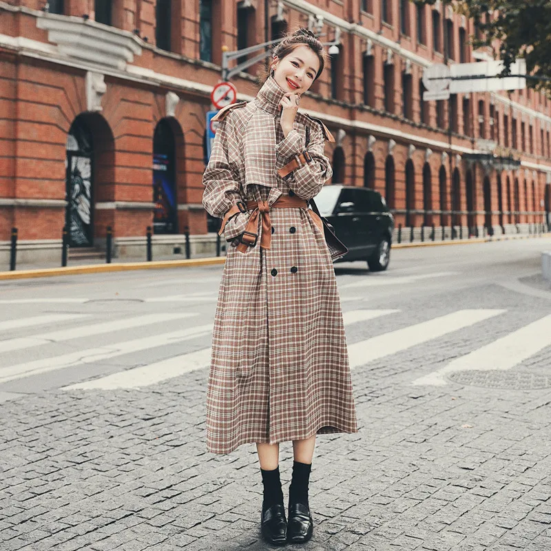 Manteau long ample et fin, pour un style impeccable et décontracté. Confort et élégance assurés, idéal pour toutes les occasions et un look tendance.