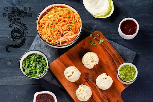 Veg Chilli Garlic Noodles With Veg Momos [4 Pieces, Serves 1]