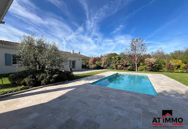 Villa avec piscine et jardin 1