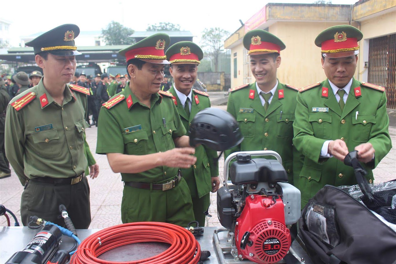 Lãnh đạo Công an tĩnh kiểm tra phương tiện, vũ khí, công cụ hỗ trợ dung trong công tác huấn luyện