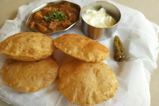 6 Poori With Aloo Sabzi