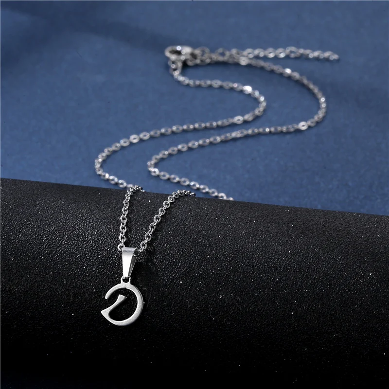 Zachte, lichte letterketting voor het sleutelbeen. Accentueer je hals met deze elegante, comfortabele ketting, perfect voor dagelijks gebruik.
