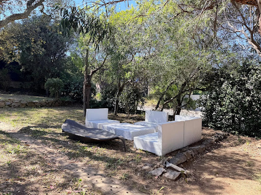 White outdoor lounge under trees - Buy this luxury villa in Ramatuelle, 9 rooms, 6 bedrooms