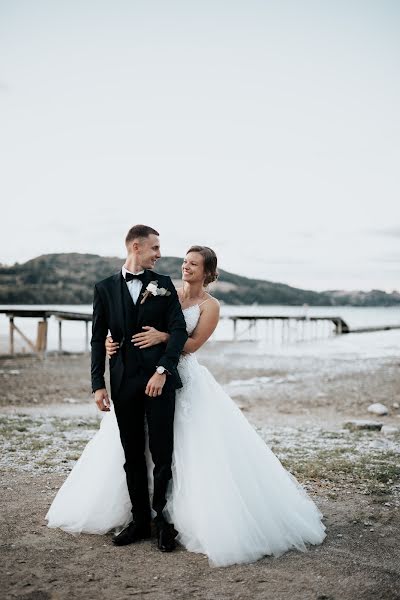 Fotografo di matrimoni Léa POMIER (pozewedding). Foto del 1 settembre 2022