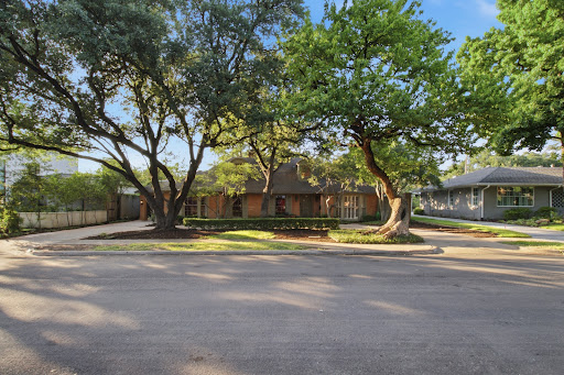 Property purchase in Dallas (United States) - Brick house front mature trees garden