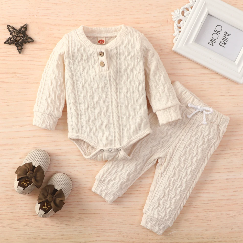 Barboteuse pantalon deux pièces en tissu torsadé de pâte frite, unie. Confortable et élégante pour un look décontracté et festif.