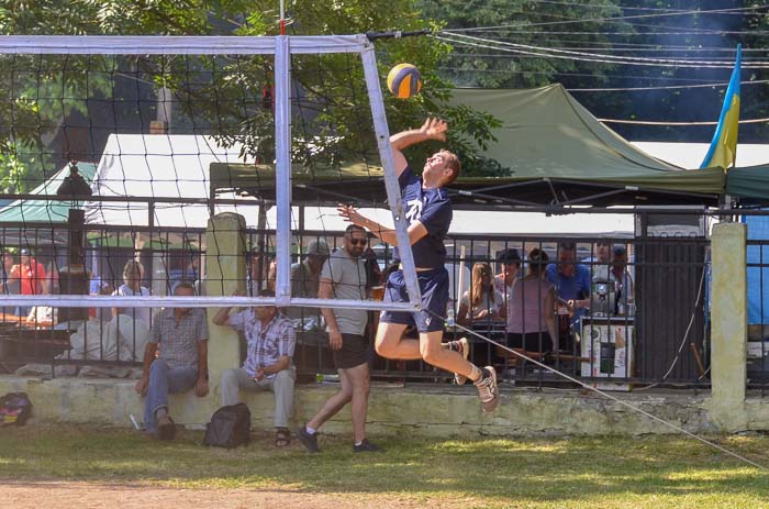 Group of people playing volleyball Группа людей играющих в волейбол