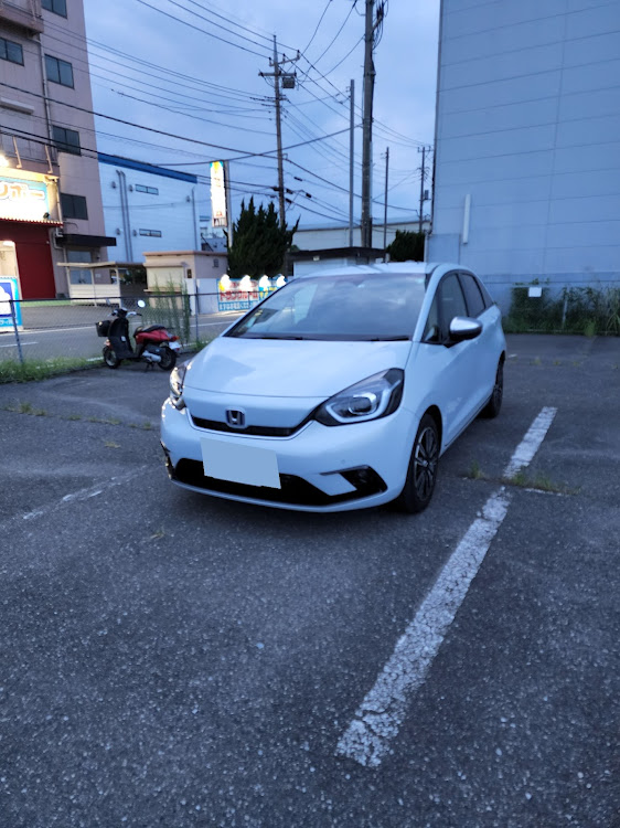 フィットの武蔵野フーズ所沢工場・自宅の駐車場に関するカスタム事例の投稿画像1枚目