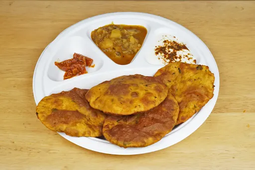 Bedmi Poori With Aloo Ki Sabzi And Raita