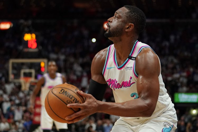 ? Les Lakers s'imposent face à Miami, James et Wade se disent au revoir