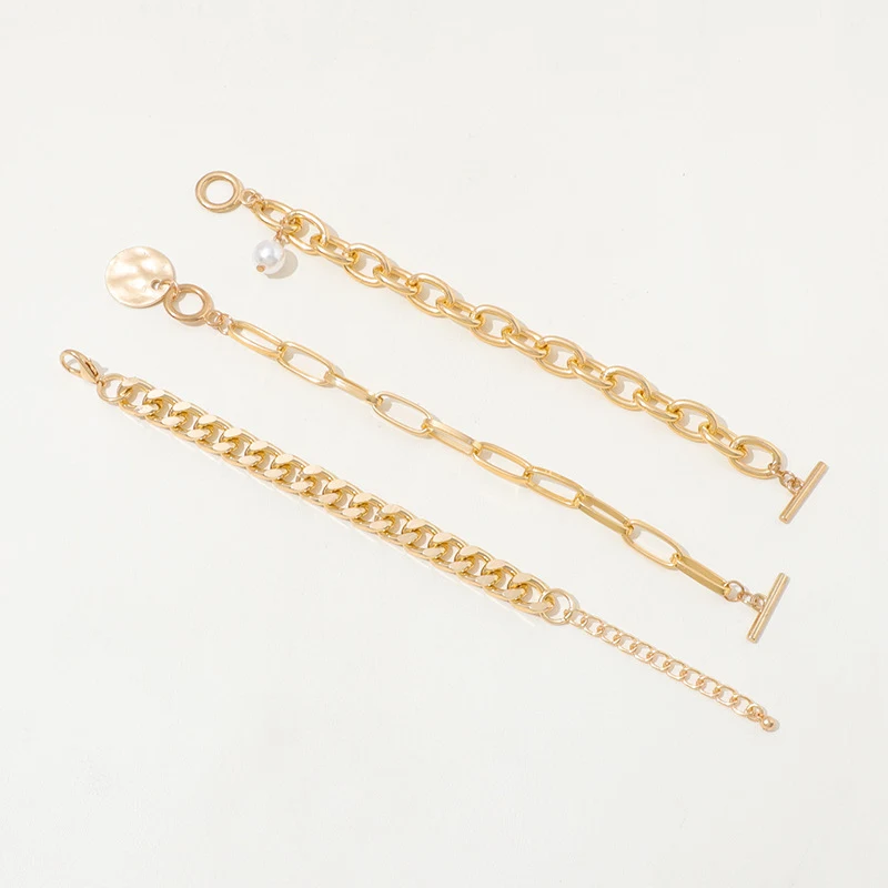 Collier à double chaîne métallique en U rétro haut de gamme européen et américain, un accessoire intemporel et élégant.