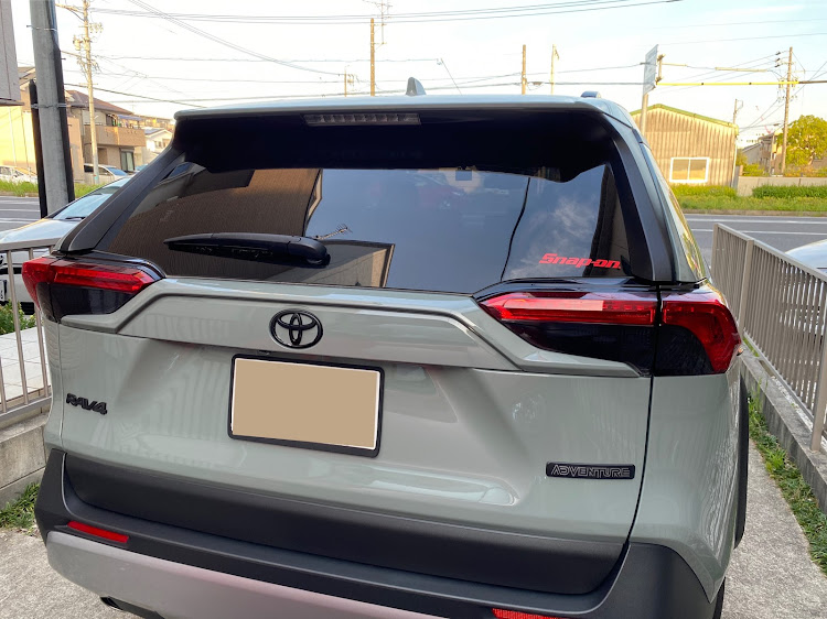 RAV4のスモークテール・スモークエンブレム・剥がせるフィルム・DIY・アーバンカーキに関するカスタム事例の投稿画像2枚目