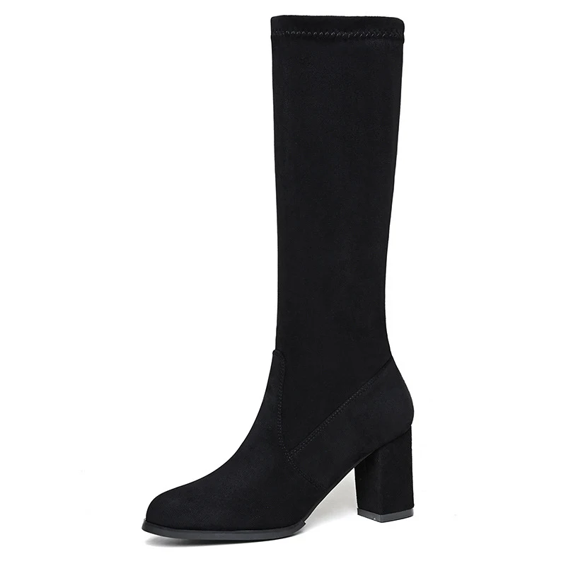 Knielange stretch suède laarzen met puntige neus. Stijlvolle en comfortabele dameslaarzen, perfect voor een modieuze look en een flatterend silhouet.