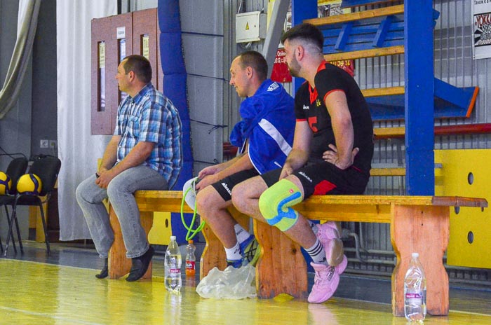 Group of people playing volleyball Группа людей играющих в волейбол