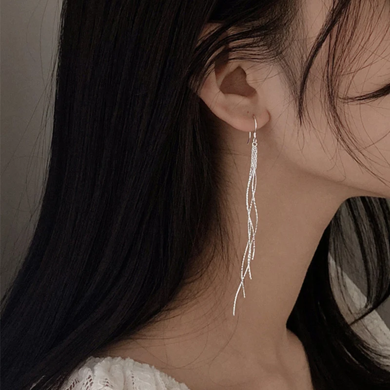 Boucles d'oreilles longues à pompons en argent sterling tendance. Un accessoire haut de gamme pour un look sophistiqué.
