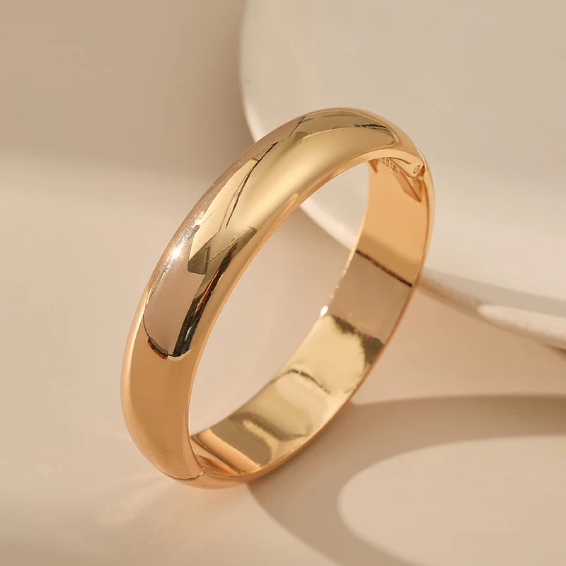 Pulseira feminina redonda brilhante, estilo escritório criativo, acessório perfeito para mulheres modernas e elegantes no trabalho.