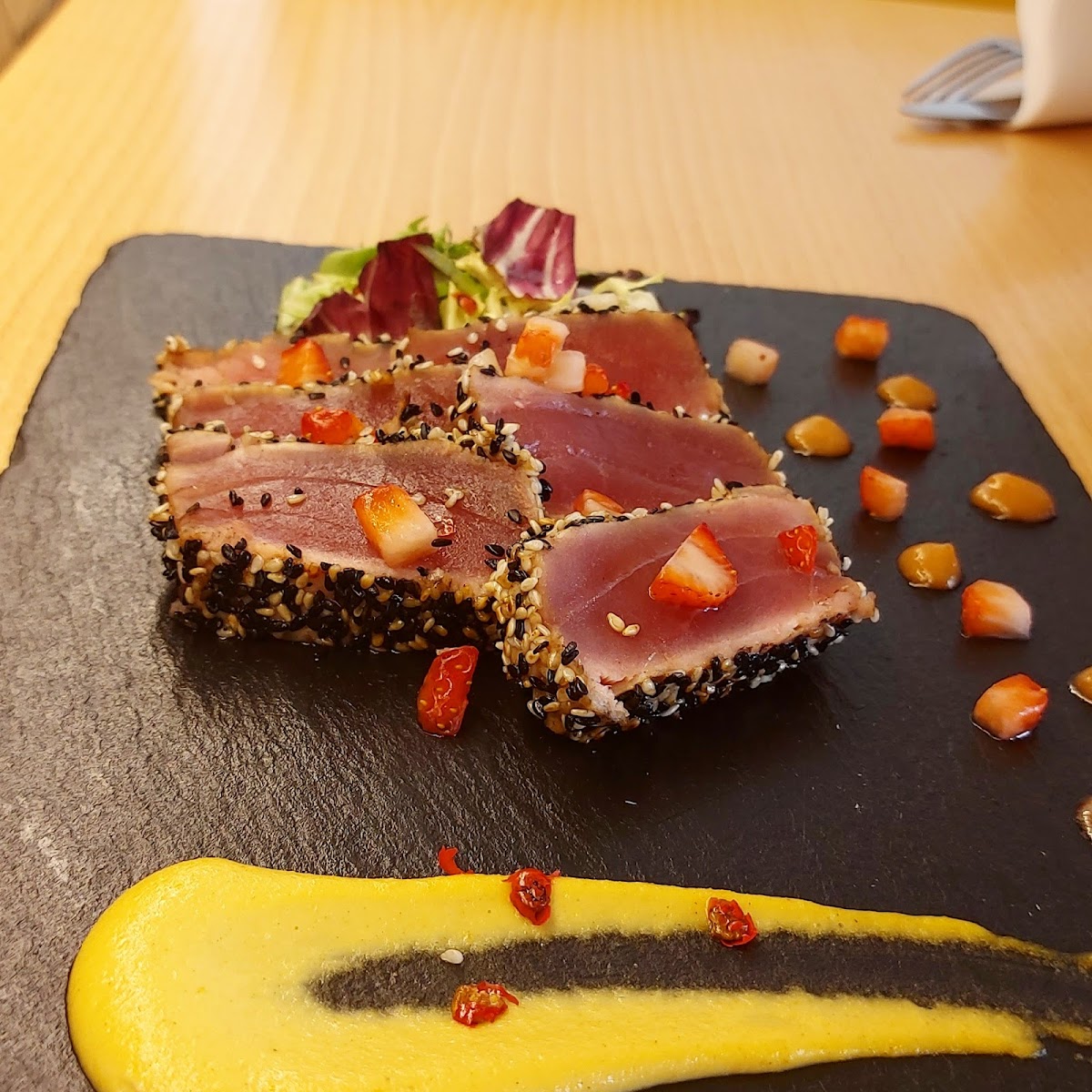 TUNA TATAKI WITH "AJO BLANCO DE MANGO"