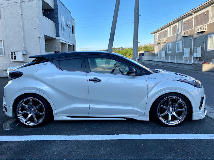 C-HRのC-HR・シボトリ塗装・HKS車高調・車高調整・赤ちゃんが乗っていますに関するカスタム事例の投稿画像4枚目