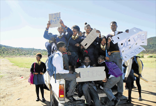 DEFIANT: Ndlovukazi High School and Ndlovukazi Primary pupils protesting in Lesseyton, demanding transport to go to school Picture: TEMBILE SGQOLANA