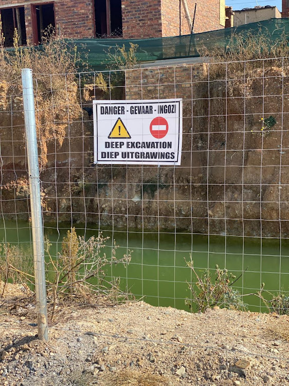 The warning sign placed on fencing around a housing project in Wattville.