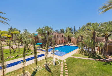 Villa with pool and garden 3
