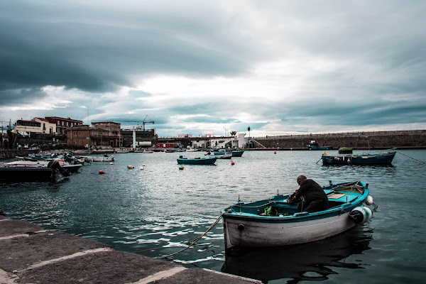 Pescatore al lavoro di Tonya Lombardi