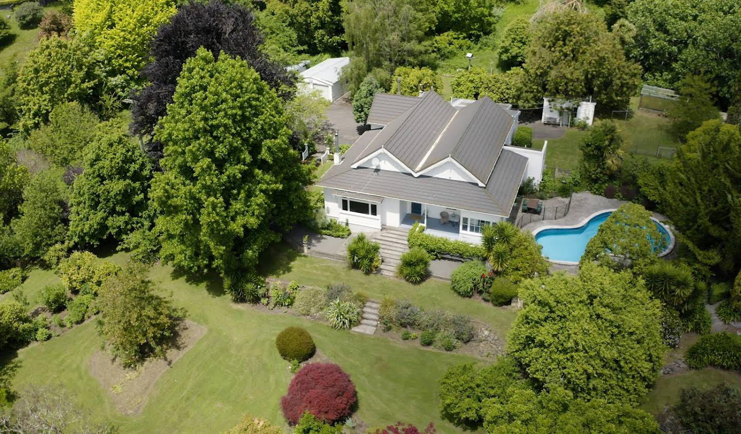 House with pool and garden Hastings