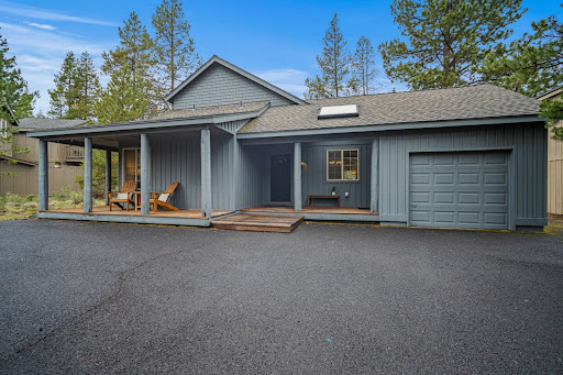 House purchase in Sunriver (United States) - Gray house with porch and garage