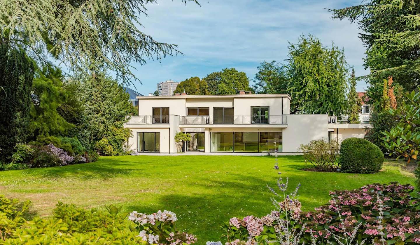 Villa with pool Uccle