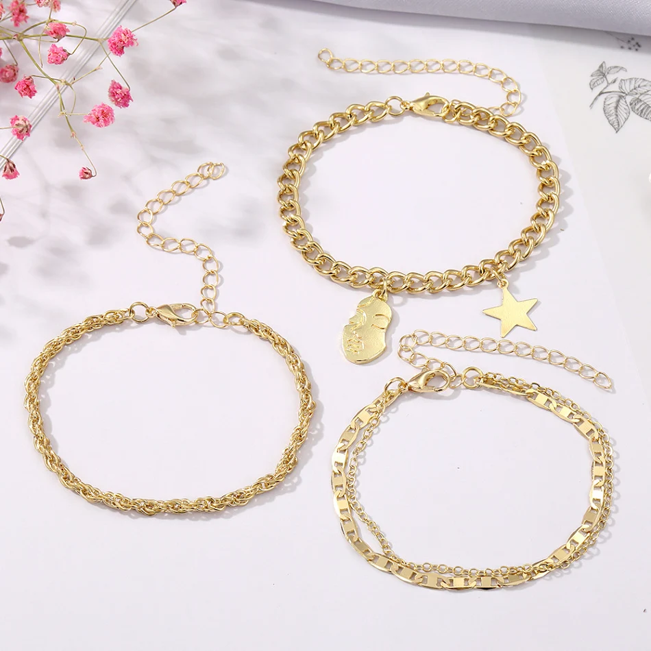 Retro Vijfpuntige Ster Armband Set Vier Stuks Modieuze Sieraden voor Vrouwen Veelzijdige Accessoires Elegante Vintage Stijl.