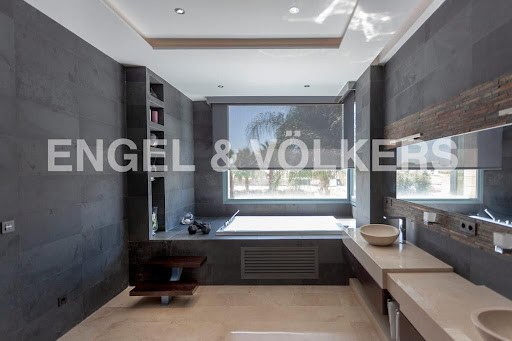 Modern bathroom bathtub double sinks - Buy this luxury house in Dos Hermanas, 6 rooms, 6 bedrooms