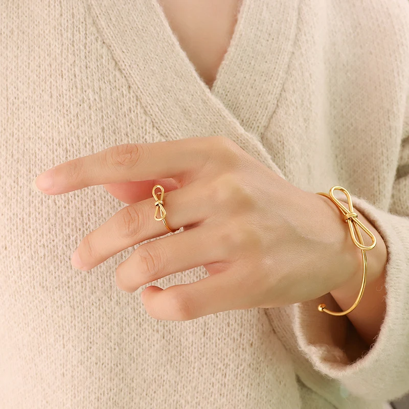 Bracelet doux style pastoral, minimaliste avec nœud et bague assortie. Parfait pour un look féminin et délicat, idéal pour un usage quotidien ou spécial.