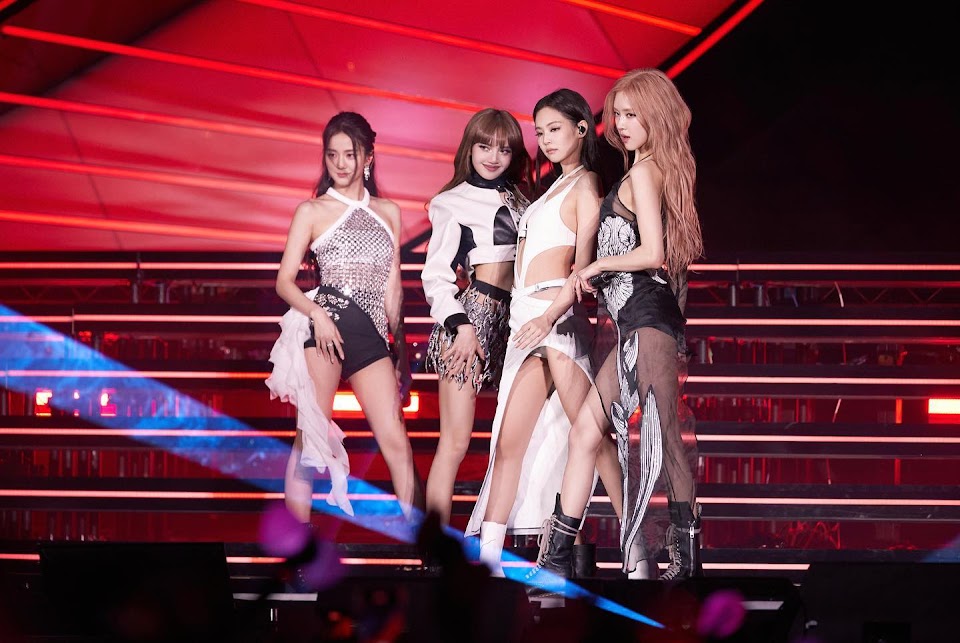 BLACKPINK's Lisa Suffers Wardrobe Malfunction On Stage; BLINKS Praise Her  For Showing Professionalism